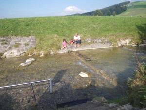 Kneippen beim Barfussweg